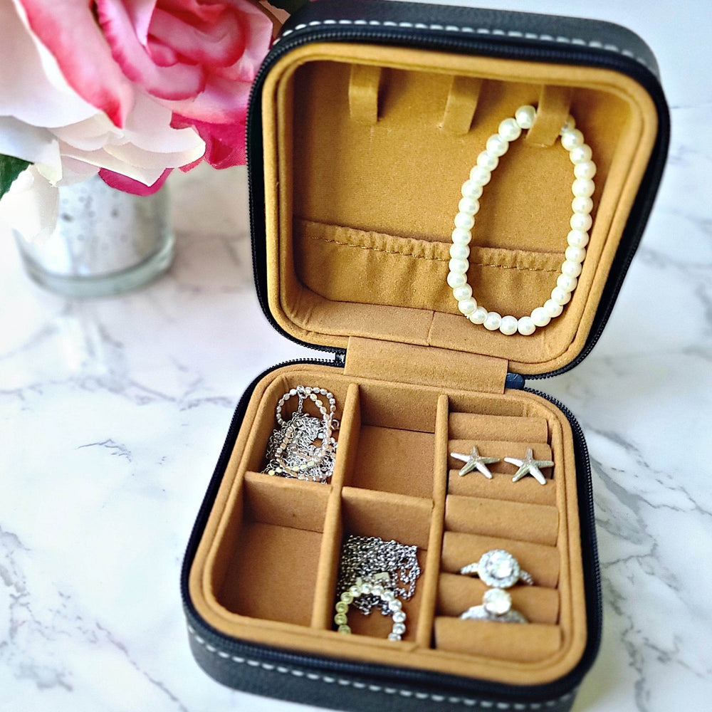 Monogrammed Initial in Floral Circle | Travel Jewelry Box - ILYB Designs