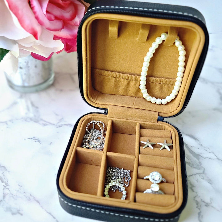 Monogrammed Initial in Floral Circle | Travel Jewelry Box - ILYB Designs