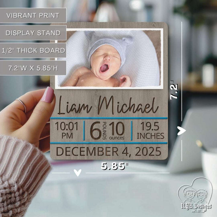 Wooden plaque with baby photo and birth details held by a hand, with product specifications overlayed.