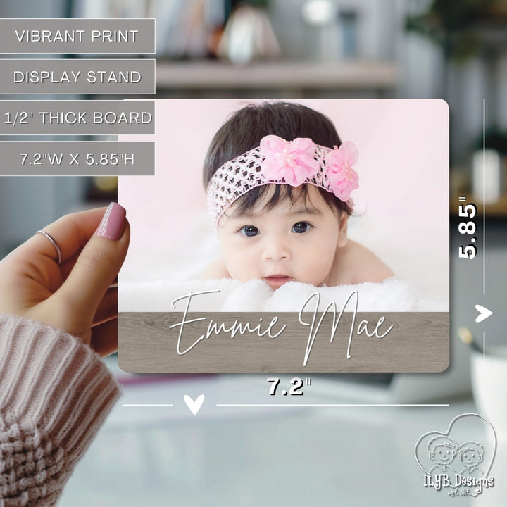 Baby photo board with dimensions and product features displayed