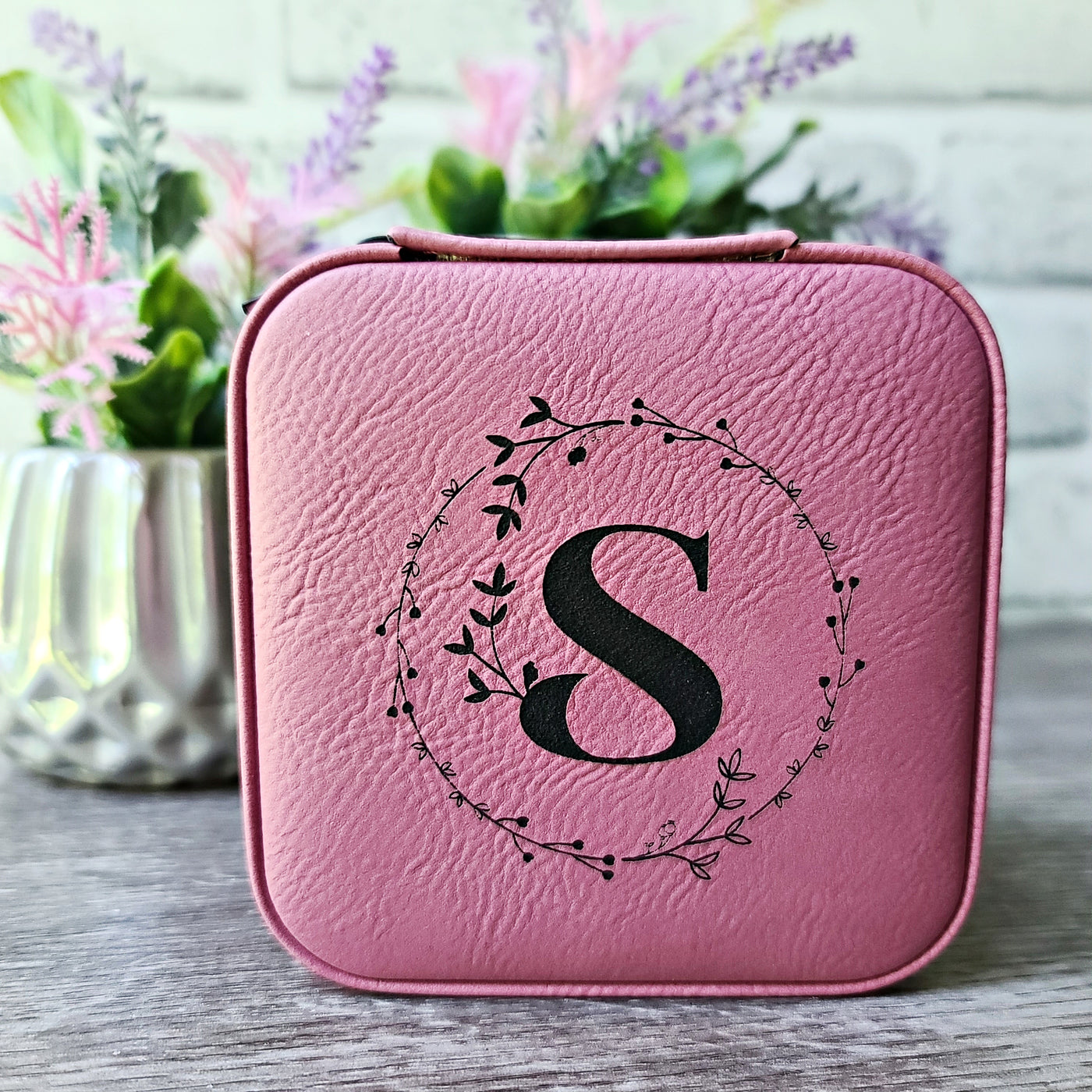 Monogrammed Initial in Floral Circle | Travel Jewelry Box